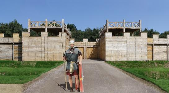 Das rekonstruierte Westtor des Römerlagers von Haltern. (vergrößerte Bildansicht wird geöffnet)