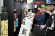 Schüler/innen erkunden das Unterweltenarchiv in der Ausstellung.  (vergrößerte Bildansicht wird geöffnet)