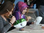 Schülerinnen der Droste-Hülshoff Realschule in Dortmund bemalten ihre Masken. (vergrößerte Bildansicht wird geöffnet)