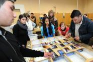 Die Schüler/innen bei dem Aussuchen der Fotos. (vergrößerte Bildansicht wird geöffnet)
