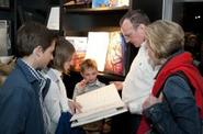 Die Skizzenbücher werden in der Ausstellung gesichtet.  (vergrößerte Bildansicht wird geöffnet)