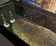 Eine Mumie und Bronzefiguren ägyptischer Gottheiten gehören zu den ältesten Exponaten der Ausstellung. (vergrößerte Bildansicht wird geöffnet)