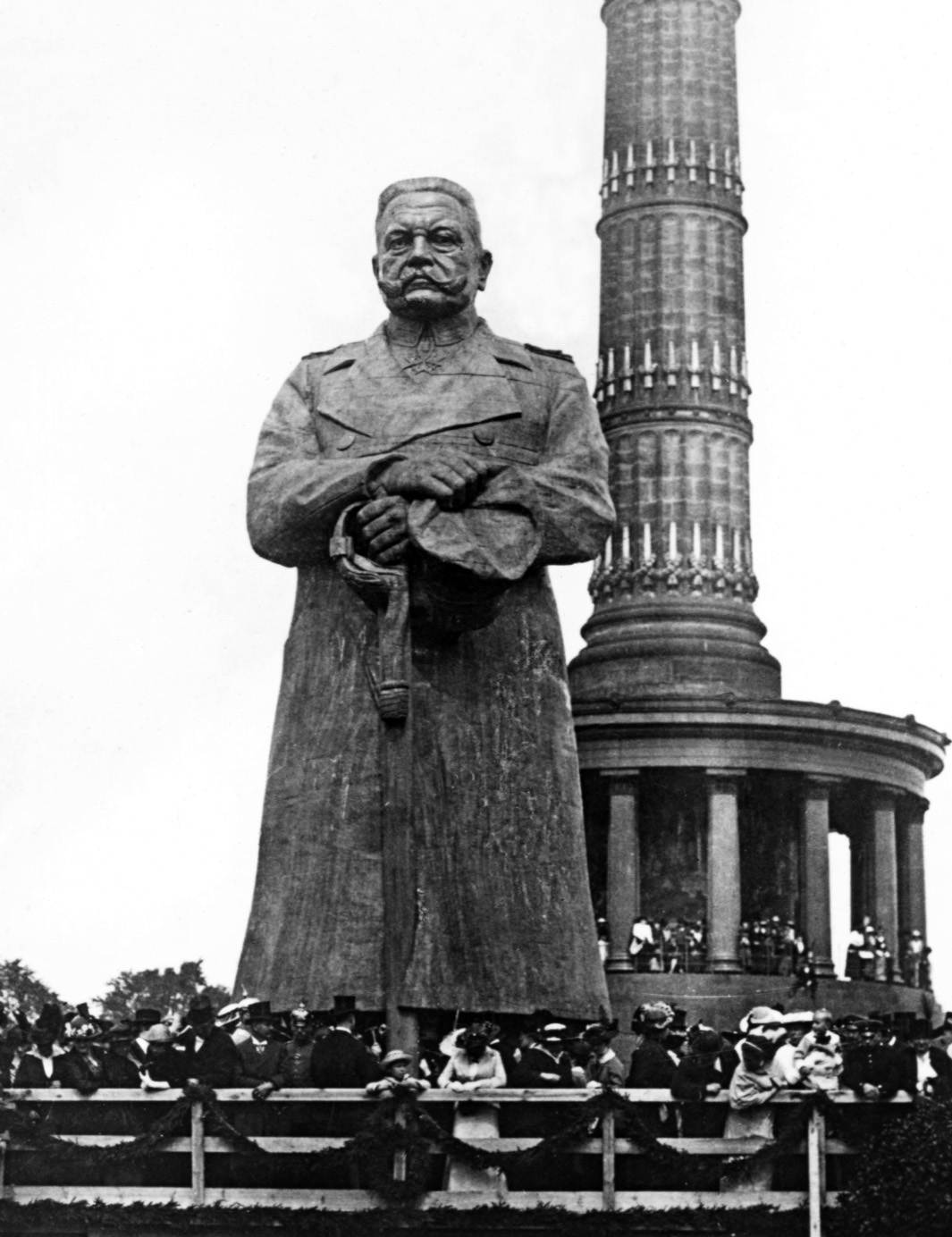 Das hölzerne Hindenburg-Denkmal an der Siegessäule in Berlin (Finanzierung des Ersten Weltkriegs), ca. 1916 / Foto: LWL-Medienzentrum für Westfalen/001 Slg. Historische Landeskunde_1/01_4557