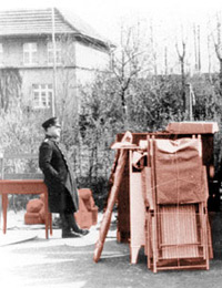 Zollbeamter mit Umzugsgut einer jüdischen Familie, Bielefeld 1936 (Ausschnitt) / Bielefeld, Stadtarchiv, Fotosammlung