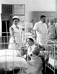 Kriegsjahr 1914: Verwundete Soldaten mit Ärzten und Krankenschwestern in einem Lazarett, Berlin 1914  / Foto: LWL-Medienzentrum für Westfalen/001 Slg. Historische Landeskunde_1/01_4792