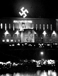 Bürgerpark Bielefeld mit Projektion eines Hitlerbildes (Ausschnitt) / Stadtarchiv und Landesgeschichtliche Bibliothek Bielefeld