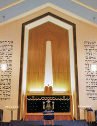 Dortmund: Synagoge im jüdischen Gemeindezentrum, erbaut 1956 nach einem Entwurf von Helmut Goldschmidt: Blick auf die heilige Lade (Toraschrein) in der Apsis, die Bima (Tora-Lesepult) im Vordergrund und auf die Frauengalerie, 2000 / Foto: Münster, LWL-Medienzentrum für Westfalen/Olaf Mahlstedt, 10_7852