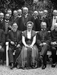 Gruppenbild mit Abgeordneten des Provinzialverbandes im Garten des Landeshauses der Provinz Westfalen, Münster (Ausschnitt)/ Foto: Münster, Westfälisches Landesmedienzentrum/10_3205