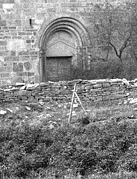 Mauer um die evangelische Pfarrkirche bei Hohensyburg, ehemals St. Peter, um 1920 (Ausschnitt) / Münster, Westfälisches Landesmedienzentrum, 01_2265