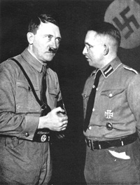 Adolf Hitler im Gespräch mit dem Gauleiter des NSDAP-Gaus Westfalen-Nord Alfred Meyer, vor der letzten Kundgebung im lippischen Wahlkampf, 1933 (offizielle Fotografie) / Quelle: Der Gau Westfalen-Nord, um 1939, S. 9