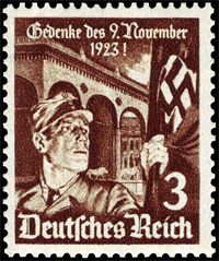 Briefmarkenausgabe des Deutschen Reichs, 12. Jahrestag Hitler-Ludendorff-Putsch, 'Gedenke des 9. November 1923', SA-Mann mit Fahne vor der Feldherrnhalle in München / Quelle: Wikimedia Commons PD, Michel-Katalog-Nr. 598