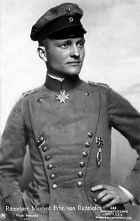Manfred von Richthofen, 1917/18 / Quelle: Postkarte W. Sanke, Fotograf: Nicola Perscheid (1864-1930); Quelle: Wikipedia