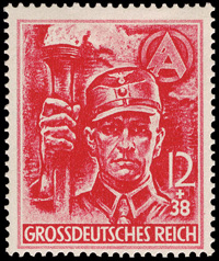 Briefmarkenausgabe des Großdeutschen Reichs mit der Darstellung eines SA-Manns, 20.04.1945 / Quelle: Wikimedia Commons PD / Michel Junior-Katalog 1999, Deutsches Reich […], München 1997, S. 57, 65 (Nr. 818, 909).