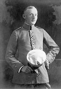 Albert Leo Schlageter in Uniform mit Eisernem Kreuz I. und II. Klasse / Quelle: Bundesarchiv, Bild 183-J27290 , CC-BY-SA