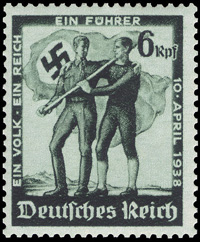 Briefmarkenausgabe des Deutsches Reichs zur Volksabstimmung am 10.04.1938 über die Wiedervereinigung Österreichs mit dem Deutschen Reich (zusammen mit der Wahl zum Großdeutschen Reichstag), darstellend einen Deutschen und einen Österreicher, Arm in Arm, mit einer gemeinsamen Hakenkreuzflagge, 08.04.1938 / Quelle: Wikimedia Commons PD