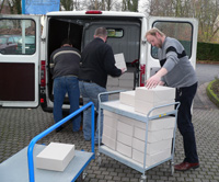 Transport der verpackten Karteikarten zum Digitalisierungszentrum, Dezember 2006