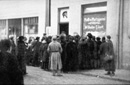 "Einkaufspolonaisen in Münster": Menschenmenge vor einer Pferdemetzgerei in Münster, Februar 1918, Foto aus: Eduard Schulte, Kriegschronik der Stadt Münster 1914-1918, Münster 1930 / Münster, Stadtarchiv