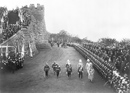 Porta Westfalica: Einweihungsfeier des Kaiser-Wilhelm-Denkmals an der Porta Westfalica: Kaiser Wilhelm II. beim Abschreiten der Ehrenkompanie, 18.10.1896 / Minden, Kommunalarchiv / Minden, Kommunalarchiv