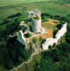 Desenberg, Warburg: Hauptburg mit den Resten der Ringmauer und dem ruinösen Bergfried / Münster, Westfälisches Museum für Archäologie, Luftbildarchäologie/J. S. Kühlborn