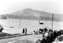 Schaulustige besichtigen am Nachmittag des 17.05.1943 bei Herdecke an der Ruhr das durch die Zerstörung der Möhne-Talsperre bewirkte Hochwasser; im Hintergrund: der Kaisberg in Hagen-Vorhalle / Hagen, Historisches Centrum