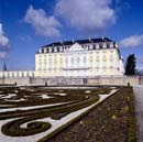 Brühl: Schloss Augustusburg, Residenz der Kölner Kurfürsten, Schauseite des Südflügels mit Partie der Gartenanlage, Februar 1995 / Münster, LWL-Medienzentrum für Westfalen