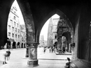Münster: Blick durch die Arkaden des Rathauses zu Münster über den Prinzipalmarkt auf die Lambertikirche, um 1905 / Münster, LWL-Medienzentrum für Westfalen Münster: Blick durch die Arkaden des Rathauses zu Münster über den Prinzipalmarkt auf die Lambertikirche, um 1905 / Münster, LWL-Medienzentrum für Westfalen