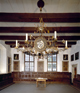 Osnabrück: Friedenssaal im Rathaus, Teilansicht mit Fensterfront und kunstvoll geschmiedetem Kronleuchter / Münster, LWL-Medienzentrum für Westfalen / O. Mahlstedt