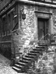 Treppe zum Seiteneingang des Warburger Rathauses mit "Feuermeldestelle", um 1930 / Münster, LWL-Medienzentrum für Westfalen