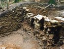 Ausgegrabene Reste der Pfostenschlitzmauer der eisenzeitlichen Befestigung auf dem Wilzenberg bei Schmallenberg/Hochsauerlandkreis / Münster, LWL-Archäologie für Westfalen