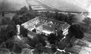 Selm-Cappenberg: Schloss Cappenberg, Schlossanlage mit der Kirche St. Johannes Evangelist (abfotografiertes Schrägluftbild), um 1930 / Münster, LWL-Medienzentrum für Westfalen