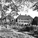 Selm-Cappenberg: Schloss Cappenberg, Blick vom Schlossgarten auf den Westflügel und die Kirche St. Johannes Ev., 1957 / Münster, LWL-Medienzentrum für Westfalen/Karl Franz Klose