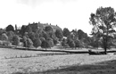 Selm-Cappenberg: Schloss Cappenberg, Wiesen am Schlosspark mit Blick auf die Südfront des Gebäudes, 1957 / Münster, LWL-Medienzentrum für Westfalen/Karl Franz Klose