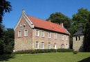 Selm-Cappenberg: Schloss Cappenberg, ehemaliges Wohnhaus für Kaplan, Sekretär und Küster mit Uhrturm (rechts) des Prämonstratenserstifts Cappenberg, 2007 / Marcus Weidner