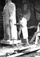 Bildhauer Eugen Keller (1904-1995) bei der Bearbeitung der Statue für das neue Stein-Denkmal in Nassau, um 1953 / Nassau, Stadtarchiv