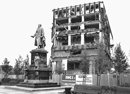 Berlin, Unter den Linden: Denkmal des Freiherrn Karl vom und zum Stein, vor dem in Abbruch (2. Phase) befindlichen ehmaligen Ministerium für Auswärtige Angelegenheiten der DDR, 1995 / Berlin, Landesarchiv