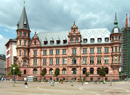 Wiesbaden: Neues Rathaus am Schlossplatz, gesehen vom Südende des Dernschen Geländes, erbaut 1884-1887 von Georg von Hauberisser, Juni 2006 / <a href="http://www.gnu.org/licenses/fdl.txt" target="_blank">Wikimedia/GNU Free Documentation License</a>