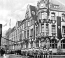 Antreten der Mitarbeiter vor der VEW-Hauptverwaltung in Dortmund am 01.05.1935 / Essen, Historisches Konzernarchiv RWE