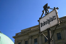 Berlin, Bebelplatz: Straßenschild am Bebelplatz, dem früheren Kaiser-Franz-Josef-Platz (1911-1947), Ort der Berliner Bücherverbrennung im Mai 1933, 2008 