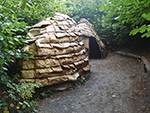 Rekonstruktion der mittelsteinzeitlichen Hütten von den Rethlager Quellen im Archäologischen Freilichtmuseum Oerlinghausen / Oerlinghausen, Archäologisches Freilichtmuseum / Oerlinghausen, Archäologisches Freilichtmuseum