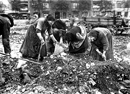 Erster Weltkrieg: Frauen durchsuchen Schlackhalden nach Kohlen, Winter 1917 / Münster, LWL-Medienzentrum für Westfalen