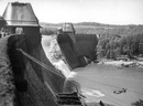 Blick auf die Sperrmauer des Möhnesees mit Bruchstelle, aufgenommen anlässlich des Besuchs von Rüstungsminister Albert Speer am 17.05.1943 / Essen, Fotarchiv Ruhrverband