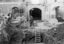 Münster, Freiherr-vom-Stein-Platz: Neubau des Landeshauses des Landschaftsverbandes Westfalen-Lippe (LWL), Blick in die entkernte Ruine des im Zweiten Weltkrieg zerstörten alten Landeshauses, um 1950 / Münster, LWL-Bau- und Liegenschaftsbetrieb / Münster, Internet-Portal "Westfälische Geschichte"
