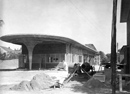 March, Werner (1894-1976): Münster, Karlstraße 19/29: Garagenhof von Werner March beim Landeshaus des Landschaftsverbandes Westfalen-Lippe (LWL) kurz vor der Fertigstellung, um 1951 / Münster, LWL-Bau- und Liegenschaftsbetrieb / Münster, Internet-Portal "Westfälische Geschichte"