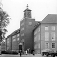 March, Werner (1894-1976): Münster, Freiherr-vom-Stein-Platz: Uhrenturm des Landeshauses des Landschaftsverbandes Westfalen-Lippe, erbaut 1950-1953 nach den Plänen des Mindener Architekten Werner March, 1955 / Münster, LWL-Bau- und Liegenschaftsbetrieb / Münster, Internet-Portal "Westfälische Geschichte"