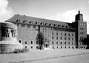 March, Werner (1894-1976): Münster, Freiherr-vom-Stein-Platz: Landeshaus des Landschaftsverbandes Westfalen-Lippe, erbaut 1950-1953 nach den Plänen des Mindener Architekten Werner March, Flügel an der Fürstenbergstraße mit dem Kriegerdenkmal für die Gefallenen von 1864/1866, um 1955 / Münster, LWL-Bau- und Liegenschaftsbetrieb / Münster, Internet-Portal "Westfälische Geschichte"