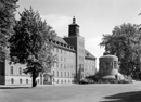 March, Werner (1894-1976): Münster, Freiherr-vom-Stein-Platz: Landeshaus des Landschaftsverbandes Westfalen-Lippe, erbaut 1950-1953 nach den Plänen des Mindener Architekten Werner March, Flügel an der Fürstenbergstraße mit dem Kriegerdenkmal für die Gefallenen von 1864/1866, 1955 / Münster, LWL-Bau- und Liegenschaftsbetrieb / Münster, Internet-Portal "Westfälische Geschichte"