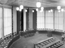March, Werner (1894-1976): Münster, Freiherr-vom-Stein-Platz: Plenarsaal mit Festschmuck im Landeshaus des Landschaftsverbandes Westfalen-Lippe, erbaut 1950-1953 nach den Plänen des Mindener Architekten Werner March, Blick von der Tribüne / Münster, LWL-Bau- und Liegenschaftsbetrieb / Münster, Internet-Portal "Westfälische Geschichte"