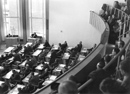 March, Werner (1894-1976): Münster, Freiherr-vom-Stein-Platz: Plenarsaal mit Abgeordneten im Landeshaus des Landschaftsverbandes Westfalen-Lippe, erbaut 1950-1953 nach den Plänen des Mindener Architekten Werner March, um 1960 / Münster, LWL-Bau- und Liegenschaftsbetrieb / Münster, Internet-Portal "Westfälische Geschichte"