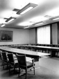 March, Werner (1894-1976) / Bracht, Eugen (1842-1921): Münster, Freiherr-vom-Stein-Platz: Ausschusszimmer im Landeshaus des Landschaftsverbandes Westfalen-Lippe, erbaut 1950-1953 nach den Plänen des Mindener Architekten Werner March, an der Stirnseite das Bild "Die Henrichshütte bei Hattingen am Abend" von Eugen Bracht (1842-1921), 1955 / Münster, LWL-Bau- und Liegenschaftsbetrieb / Münster, Internet-Portal "Westfälische Geschichte"