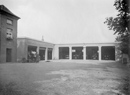 Münster, Mauritztor/Fürstenbergstraße: Garagenhof mit Mechanikern beim Landeshaus der Provinz Westfalen, um 1925 / Münster, LWL-Bau- und Liegenschaftsbetrieb / Münster, Internet-Portal "Westfälische Geschichte"